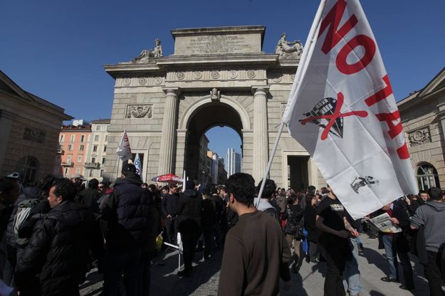 Milano, i No Tav sfilano in corteo con i No Expo