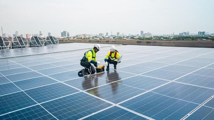 Energia, la domanda rallenta ma l’elettricità corre: il solare guida la crescita globale