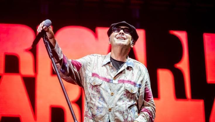 Luca Carboni abbraccia Modena: “Ogni concerto è una rinascita”