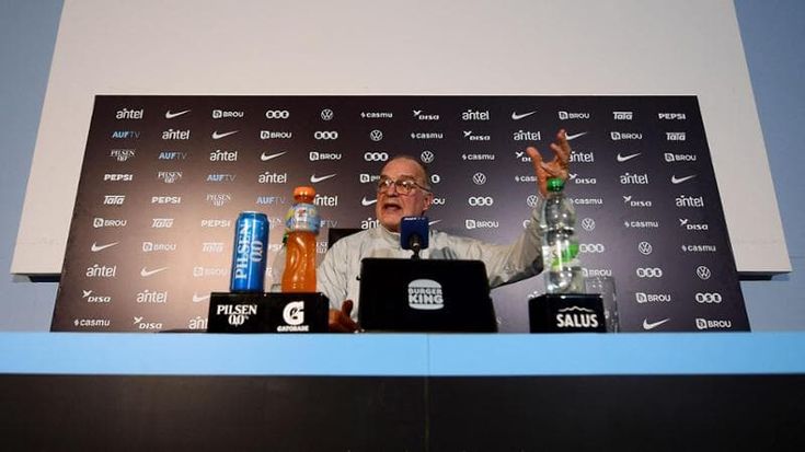 Bielsa: “Sono tossico, creo problemi”. Le surreali parole del Loco dopo la sconfitta con gli Usa