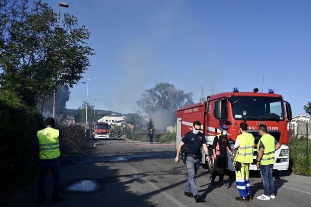 Firenze, incendio in via Fanfani vicino alla ferrovia