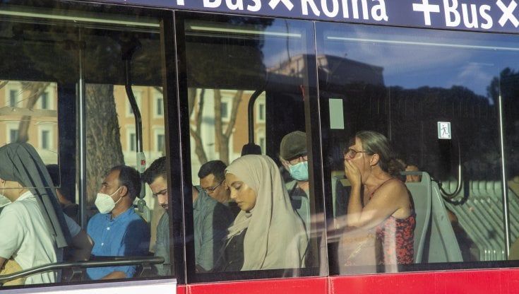 “Mascherina? No grazie”. Lunedì si torna a scuola ma sui mezzi pubblici non la indossa nessuno