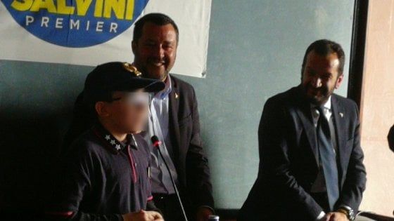 Potenza, all'incontro con Salvini c'è un bambino vestito da poliziotto