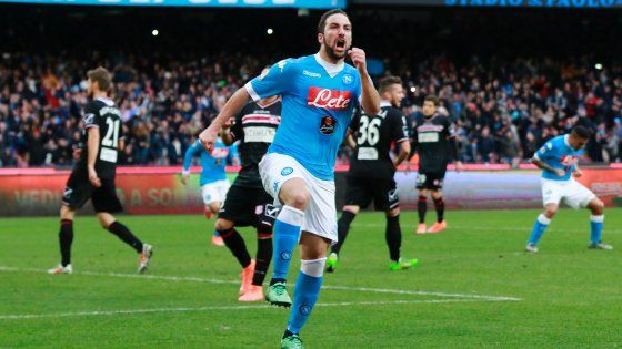 Napoli-Carpi 1-0: azzurri da record, Higuain decide dal dischetto
