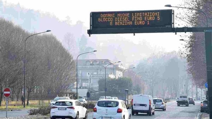 Il blocco (teorico) dei diesel Euro 5 non abbassa lo smog. Torino Respira: “Servono le targhe alterne”