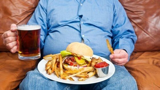 Mangiare fuori casa conviene? C’è chi dice no: salute a rischio