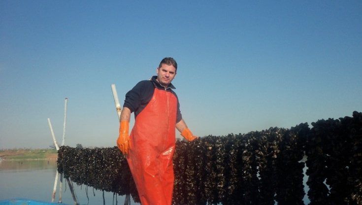 Taranto, bruciata la pescheria del presidente dei mitilicoltori Carriero: in prima linea nella lotta all'abusivismo