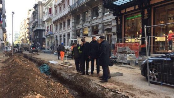 Bari, cocci di anfore e ossa sotto via Sparano: i lavori proseguono, ma con l'archeologo