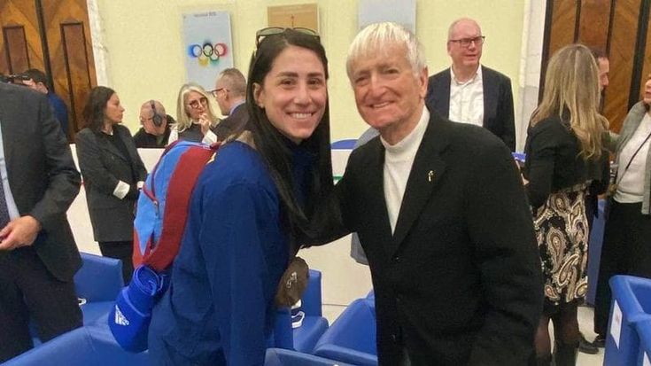 A Lucio Zurlo fondatore di Boxe Vesuviana il Premio alla Carriera. Irma Testa accanto al Maestro