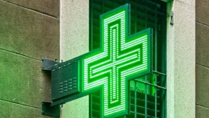 Offese antisemite contro la cliente in farmacia a Milano, poi arrivano le scuse