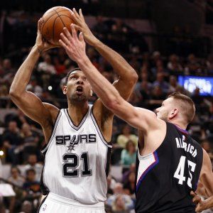 Basket, Nba: San Antonio invincibile in casa, Sacramento sgambetta i Lakers