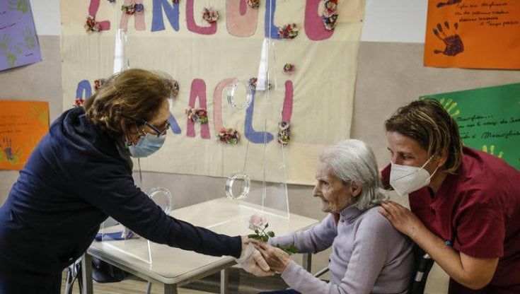 Covid, focolaio di infezione in casa di riposo francese. Muore l'unico non vaccinato