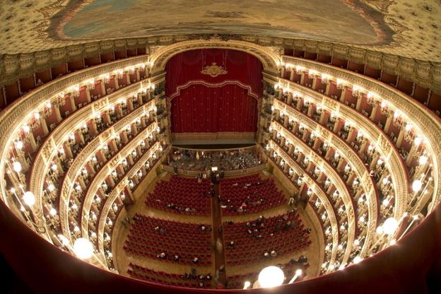 Teatro San Carlo, il baritono al direttore:  "Facciamo presto, c'è il Napoli"