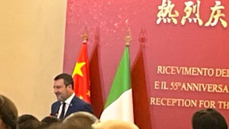 L’ambasciatore russo accusa ancora l’Italia ma Salvini lo abbraccia. Alla festa anche D’Alema