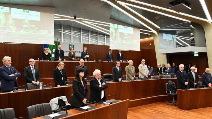 Roberto Formigoni torna nell’aula del Consiglio regionale lombardo dopo 10 anni: l’ex Celeste alla commemorazione degli ex assessori