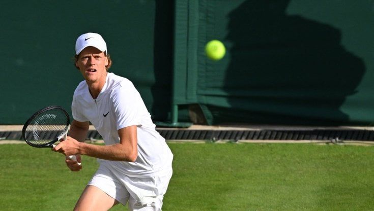 Sinner supera Alcaraz in 4 set e conquista i quarti a Wimbledon: la gara punto per punto