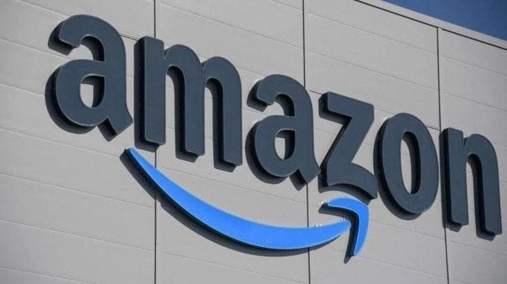 Amazon contro Temu: giù i prezzi di bigiotteria e divani per vincere la concorrenza cinese