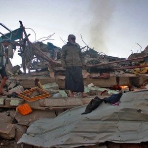 Yemen, attentati suicidi contro la polizia: almeno otto morti. Elicottero saudita cade al confine: muore principe