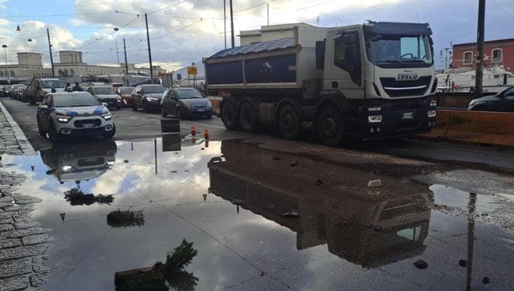 Napoli, via Acton ancora allagata dopo pioggia: buche e traffico. Lavori notturni per 10 giorni
