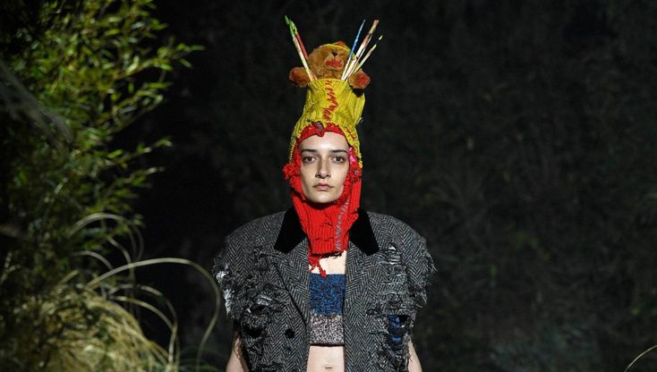 La FW22 di Marni: rammendi come cure affettuose