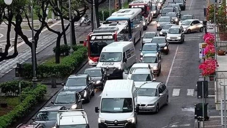Salerno, polemiche per la tappa del Giro d'Italia: cittadini contro il piano traffico