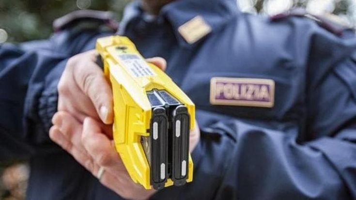 Minaccia passanti con un pugnale ma alla vista del taser della polizia si arrende subito: arrestato