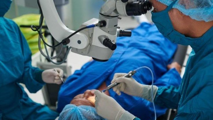 Alcol nella pupilla per errore, resta cieco da un occhio: condannati medico e infermiera
