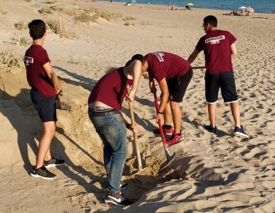 Gela, la disabile non riesce ad andare al mare: gli amici costruiscono una passerella per lei