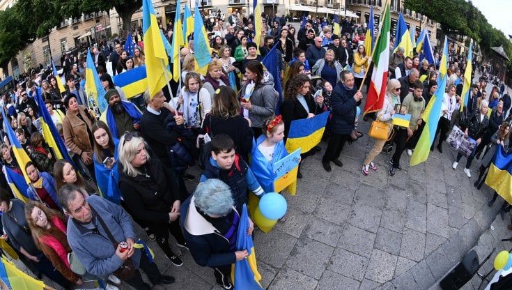 La manifestazione degli ucraini: "Anche noi vogliamo la pace ma la Russia ci ha fatto la guerra"