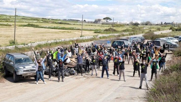 I volontari ripuliscono la campagna del Ragusano dai rifiuti