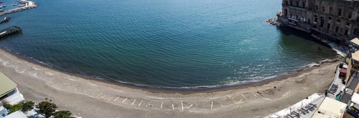 Napoli, "Tutto andrà bene", il messaggio di Pasqua sulla spiaggia di Posillipo