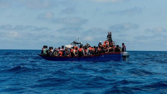 Agrigento, intercettata vicino alla costa una barca con 70 migranti: preso lo scafista