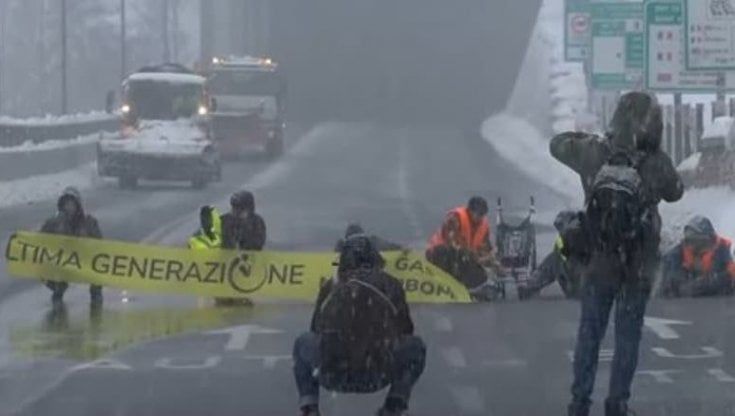 Traforo del Monte Bianco bloccato dagli attivisti per l'ambiente: "Basta combustibili fossili"