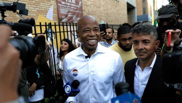 Stati Uniti, primarie a New York: Adams in vantaggio tra i democratici, i repubblicani scelgono Sliwa