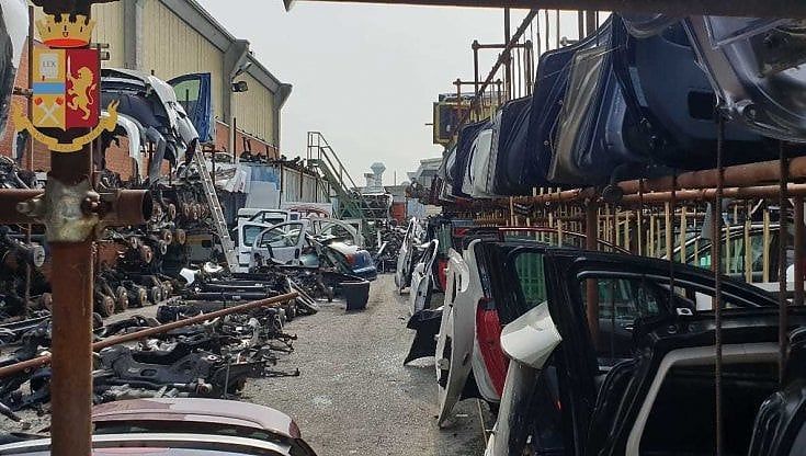 Nove secondi per rubare un'auto: arrestati marito e moglie ladri seriali e i demolitori loro clienti