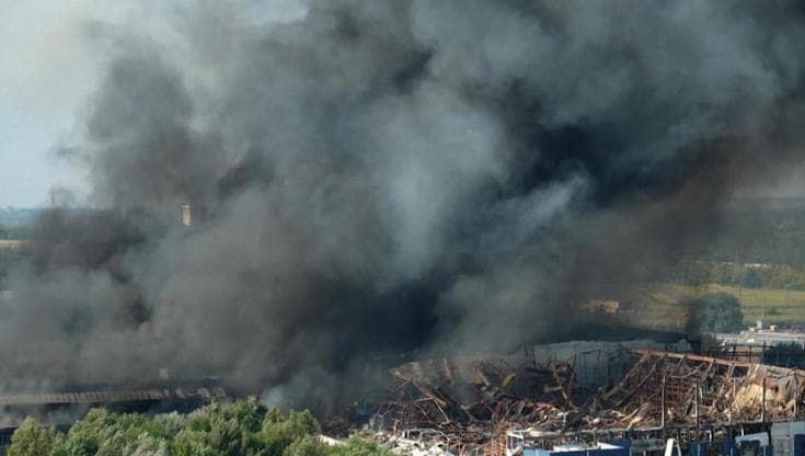 Ucraina, raid russo su un deposito di munizioni vicino Kiev: la devastazione dopo l'esplosione