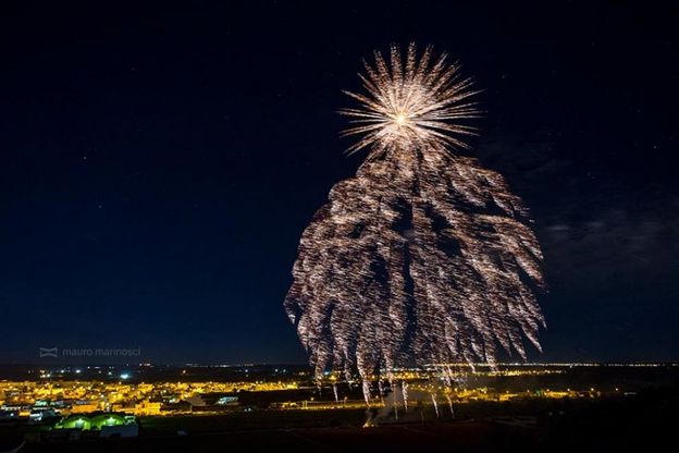 Salento, i fuochi pirotecnici a forma di albero di Natale