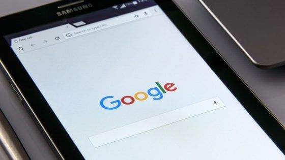 Google cambia l'algoritmo: più in alto le notizie originali. 10mila esperti "alleneranno" il motore di ricerca