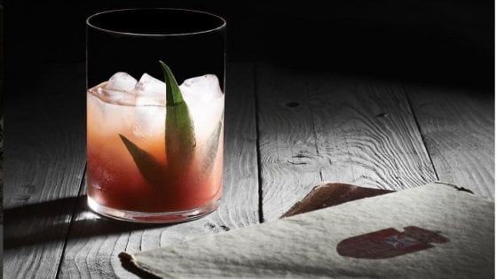 Un intero bosco sul bancone di un bar: nei cocktail bacche, muschi, licheni e cortecce