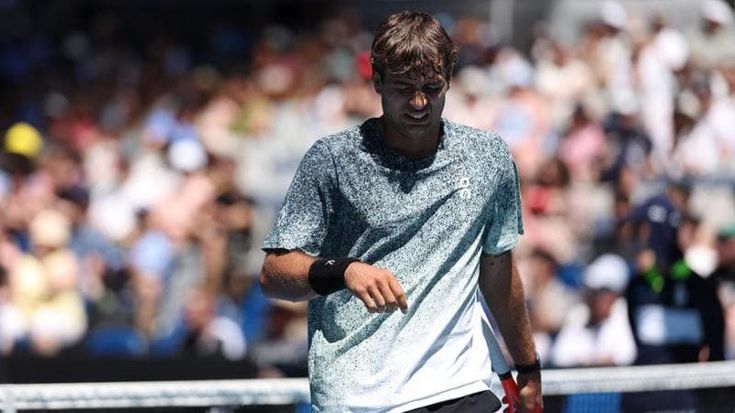 Australian Open, un virus intestinale e Fery stendono Cobolli. Paolini, buona la prima