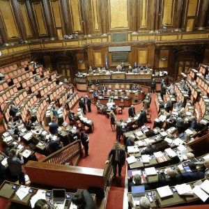 Renzi: importante Berlusconi a tavolo della riforma elettorale. Carceri, ok del Senato a fiducia