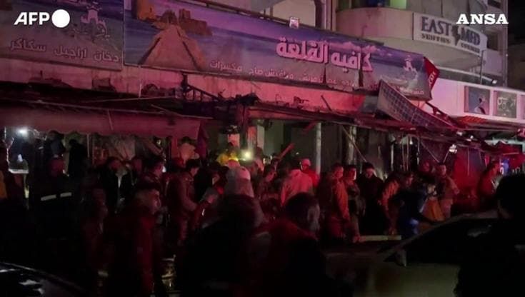 Nella notte del cessate il fuoco Usa-Iran, Israele attacca il Libano: 8 morti a Sidone