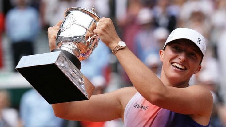Paolini, niente da fare: Swiatek vince la finale del Roland Garros in due set. Terzo trionfo consecutivo a Parigi
