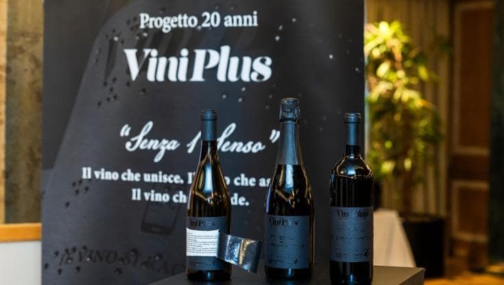 Il vino che si può toccare (e ascoltare): nasce l’etichetta per ipovedenti