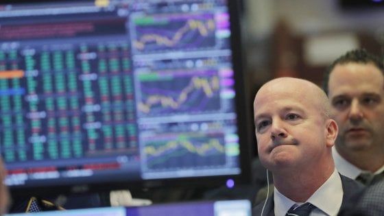 Borse in forte calo, tonfo per Wall Street e petrolio. Milano perde l'1,2%. Lo spread vola oltre i 300 punti e poi chiude a 272