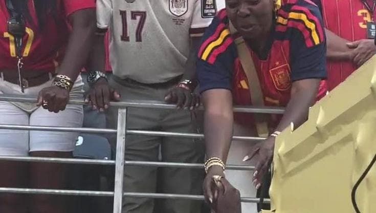Il gesto di Nico Williams: dà la medaglia dei Mondiali alla madre, che attraversò il Sahara a piedi