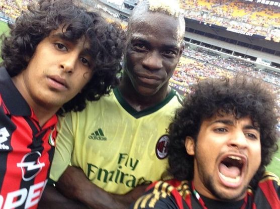 Selfie con Balotelli durante la partita: tifosi invadono il campo