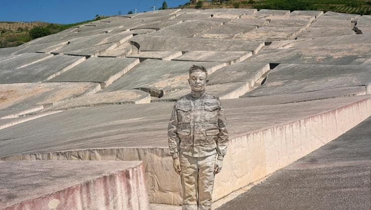 Gibellina capitale, Liu Bolin si mimetizza con il Cretto