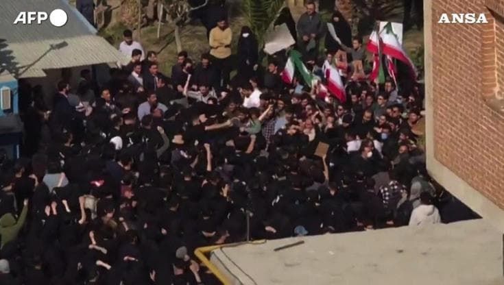 Iran, seconda giornata di manifestazioni degli studenti anti-regime