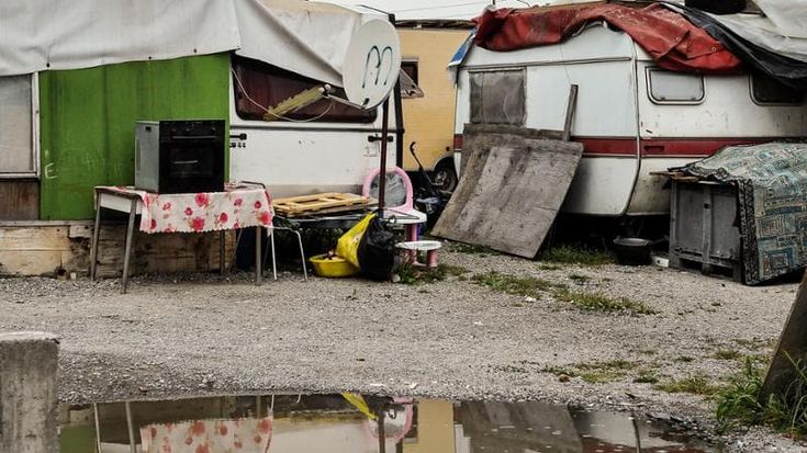 Prato, molotov nel campo nomadi. Biffoni: “Siamo spaventati”